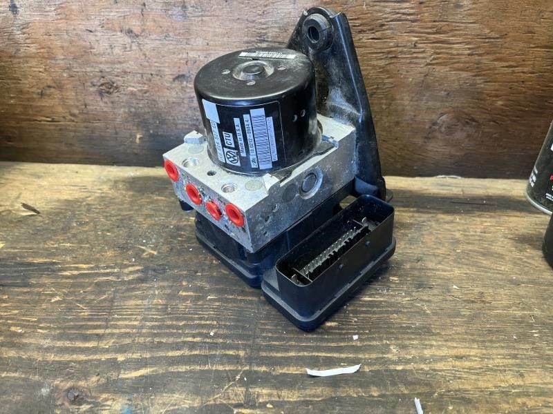2013-2015 Volkswagen Passat ABS Anti-Lock Brake Pump Control Module Assembly