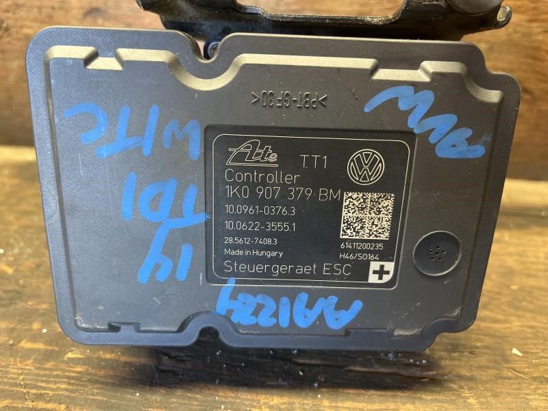 2013-2015 Volkswagen Passat ABS Anti-Lock Brake Pump Control Module Assembly